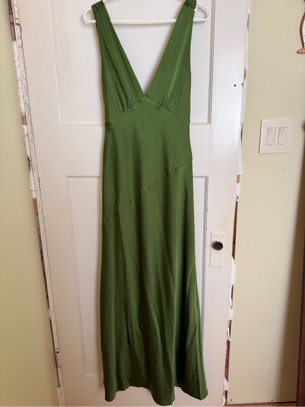 Meshki Emerald Green Backless Cowl-Back Maxi Dress - Picture 4 of 6